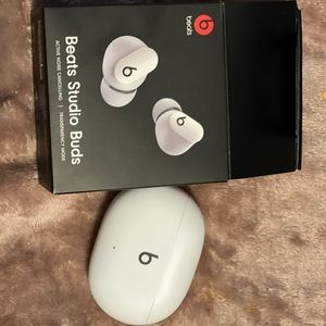 Beats, True wireless Earbuds with USB-C Charging Case